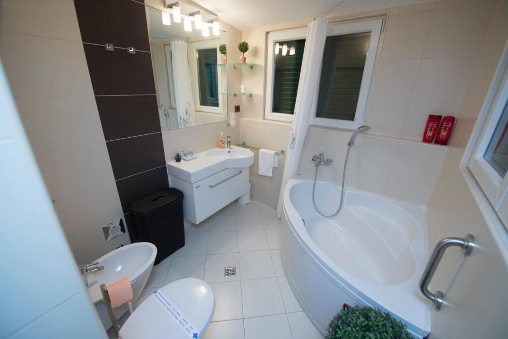 Central Luxury Apartment Xenia สปลิท ภายนอก รูปภาพ